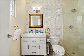 Modern, Stunning & Bright Central Beach Villa