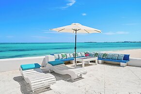 Modern, Stunning & Bright Central Beach Villa