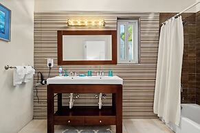 Modern, Stunning & Bright Central Beach Villa