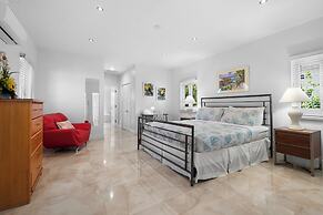 Modern, Stunning & Bright Central Beach Villa