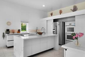 Modern, Stunning & Bright Central Beach Villa