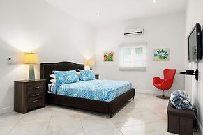 Modern, Stunning & Bright Central Beach Villa