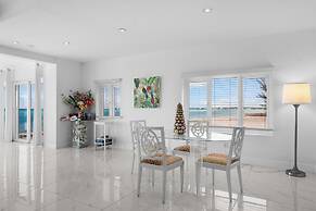 Modern, Stunning & Bright Central Beach Villa