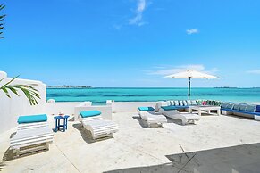 Modern, Stunning & Bright Central Beach Villa