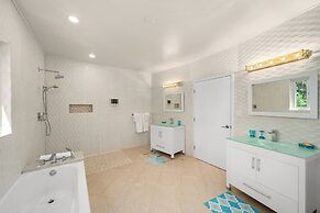 Modern, Stunning & Bright Central Beach Villa