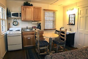 Triple R Cottages: 7 1 Bedroom Cabin