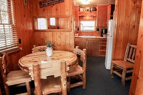 Lazy R Cottages: 2 2 Bedroom Cabin