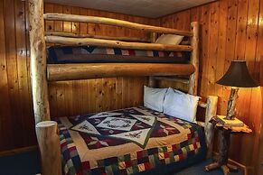 Lazy R Cottages: 2 2 Bedroom Cabin