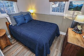 Lazy R Cottages: 5 2 Bedroom Cabin