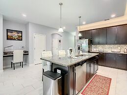 Paradise Away From The Parks At Solterra 6 Bedroom Home