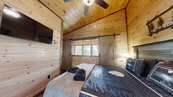 Bearly Dippin 3 Bedroom Cabin by RedAwning