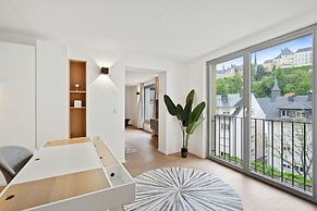 Modern Apt Old Town w Panoramic View ID4