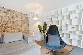 Modern Apt Old Town w Panoramic View ID4