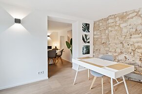 Modern Apt Old Town w Panoramic View ID4