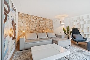 Modern Apt Old Town w Panoramic View ID4