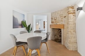 Modern Apt Old Town w Panoramic View ID4