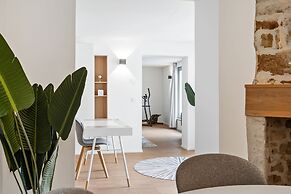 Modern Apt Old Town w Panoramic View ID4