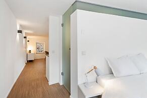 Modern Apt Old Town w Panoramic View ID4