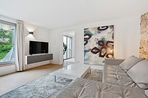 Modern Apt Old Town w Panoramic View ID4