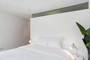 Modern Apt Old Town w Panoramic View ID4