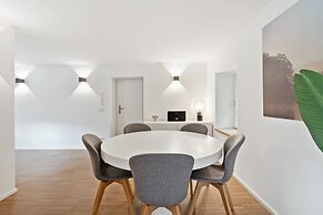 Modern Apt Old Town w Panoramic View ID4