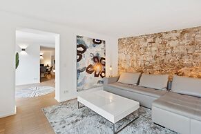Modern Apt Old Town w Panoramic View ID4