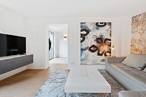 Modern Apt Old Town w Panoramic View ID4