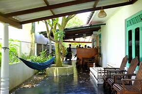 Happy hammocks, Weligama