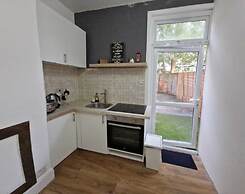 1 Bed Flat - Sleeps 2 - Pets - Parking - Wifi