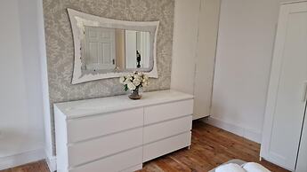 1 Bed Flat - Sleeps 2 - Pets - Parking - Wifi