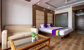 Treebo Premium Queen Of Hills Near Mall Road