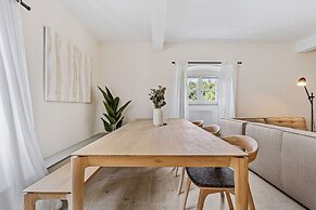 Clausen Charm Contemporary Retreat ID210
