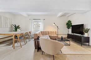 Clausen Charm Contemporary Retreat ID210