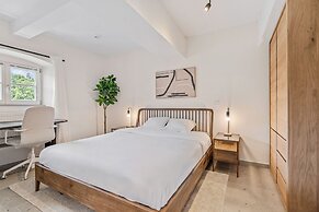 Clausen Charm Contemporary Retreat ID210