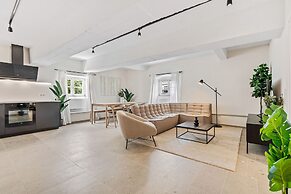 Clausen Charm Contemporary Retreat ID210