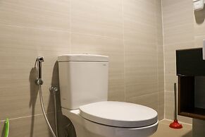 Beautiful Pool View Homey Spacious Studio At West Vista Apartment