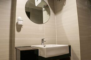 Beautiful Pool View Homey Spacious Studio At West Vista Apartment