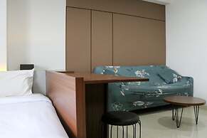 Beautiful Pool View Homey Spacious Studio At West Vista Apartment