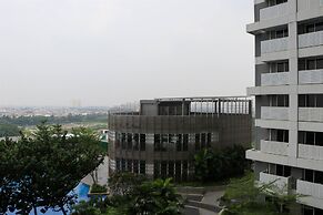 Beautiful Pool View Homey Spacious Studio At West Vista Apartment