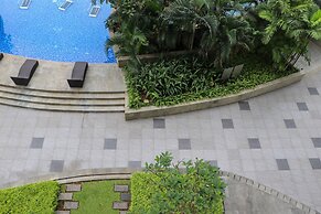 Beautiful Pool View Homey Spacious Studio At West Vista Apartment