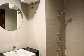 Beautiful Pool View Homey Spacious Studio At West Vista Apartment