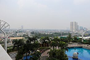 Beautiful Pool View Homey Spacious Studio At West Vista Apartment