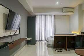 Beautiful Pool View Homey Spacious Studio At West Vista Apartment