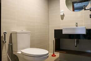 Beautiful Pool View Homey Spacious Studio At West Vista Apartment