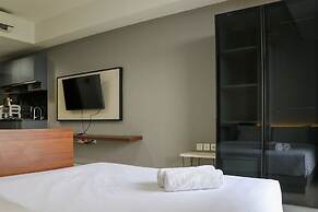 Beautiful Pool View Homey Spacious Studio At West Vista Apartment