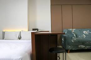 Beautiful Pool View Homey Spacious Studio At West Vista Apartment