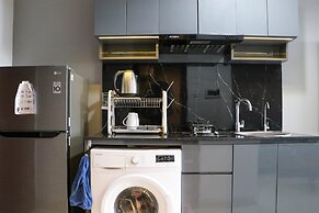 Beautiful Pool View Homey Spacious Studio At West Vista Apartment