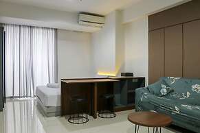 Beautiful Pool View Homey Spacious Studio At West Vista Apartment