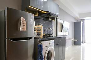 Beautiful Pool View Homey Spacious Studio At West Vista Apartment