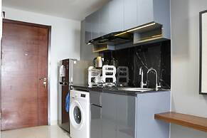 Beautiful Pool View Homey Spacious Studio At West Vista Apartment